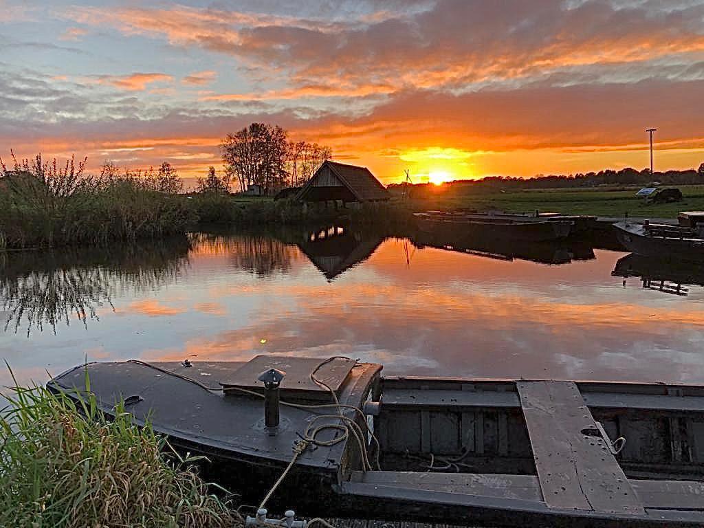 Sonnenuntergang im Torfschiffhafen bei Gnarrenburg im Teufelsmoor