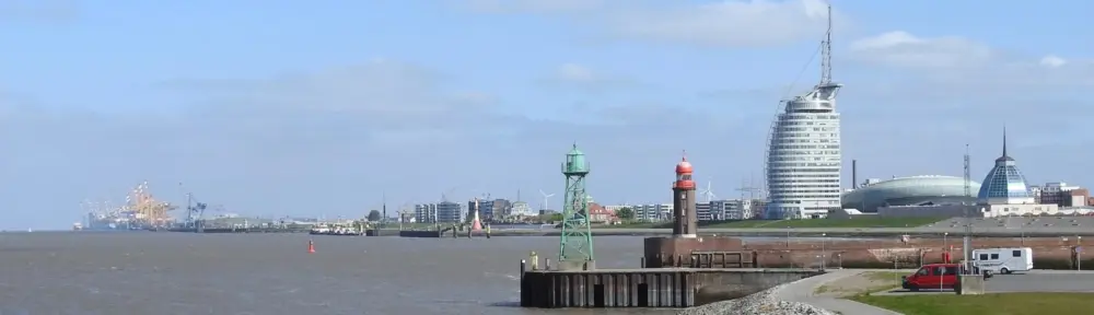 Skyline von der Seestadt Bremerhaven an der Wesermündung mit der alten Nordmole, dem Altantic Hotel Sail City und der Stromkaje